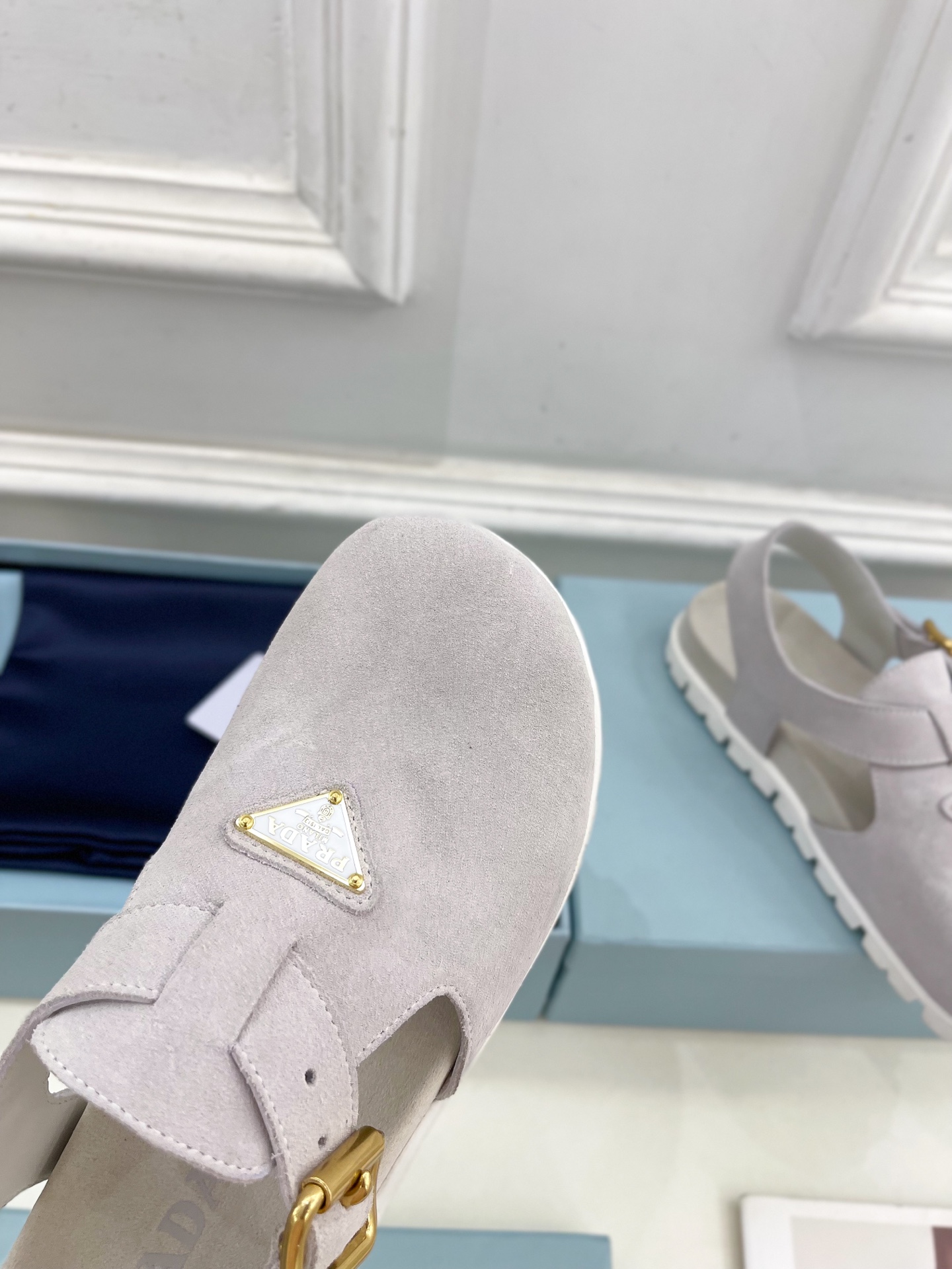 PRADA 普拉达  25𝐬𝐬 

🌈2025春夏新品 专柜走秀款三角标勃肯凉鞋系列〰

◽鞋面：原版定