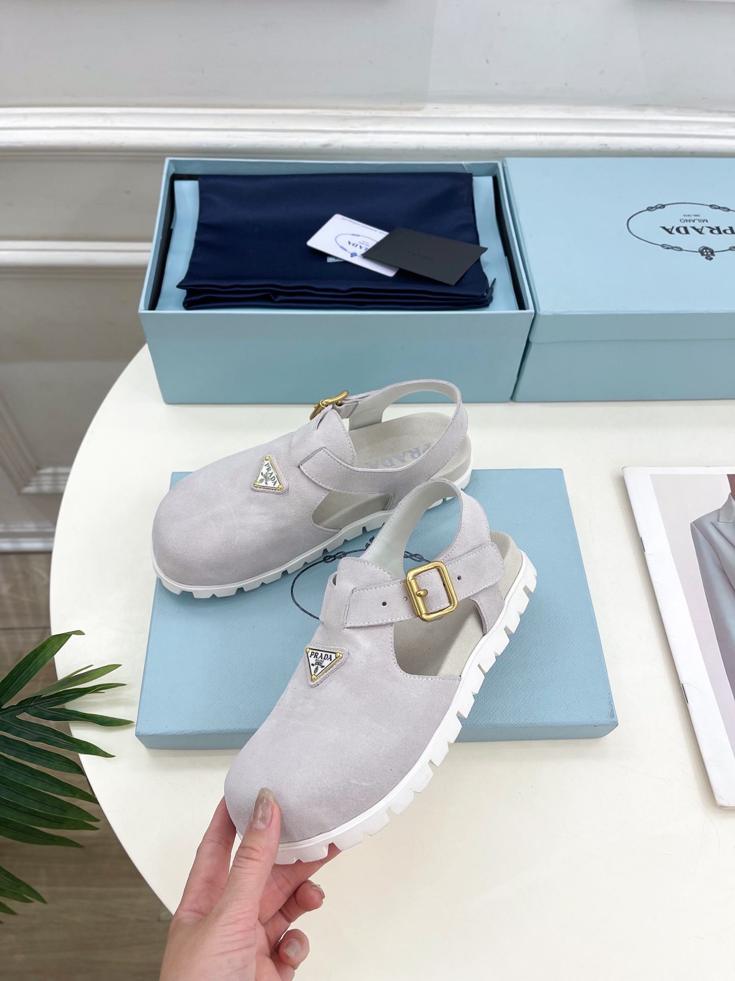 PRADA 普拉达  25𝐬𝐬 

🌈2025春夏新品 专柜走秀款三角标勃肯凉鞋系列〰

◽鞋面：原版定