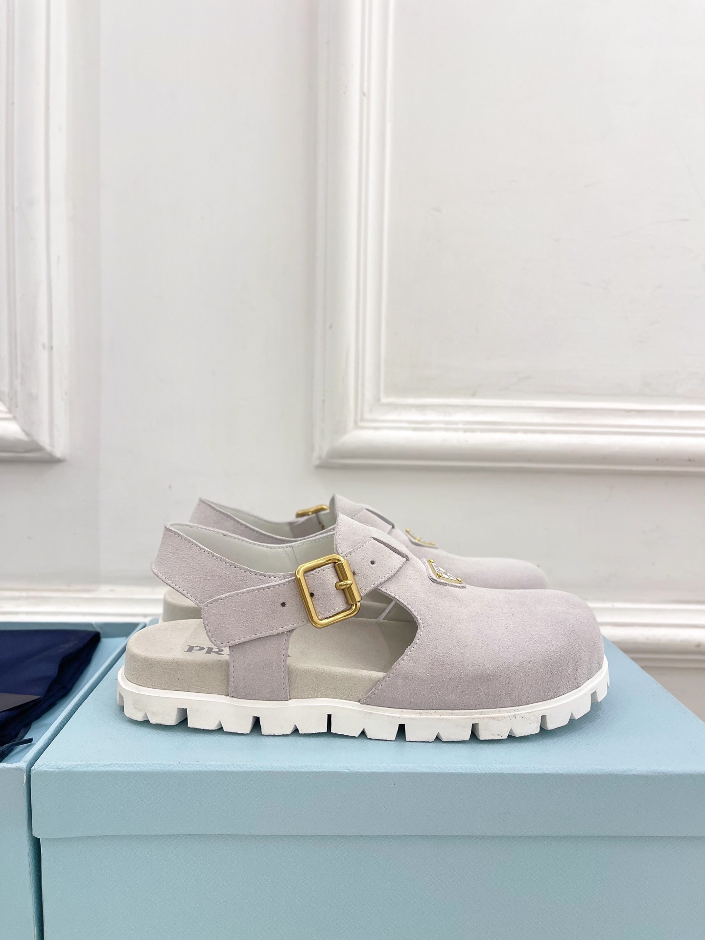 PRADA 普拉达  25𝐬𝐬 

🌈2025春夏新品 专柜走秀款三角标勃肯凉鞋系列〰

◽鞋面：原版定