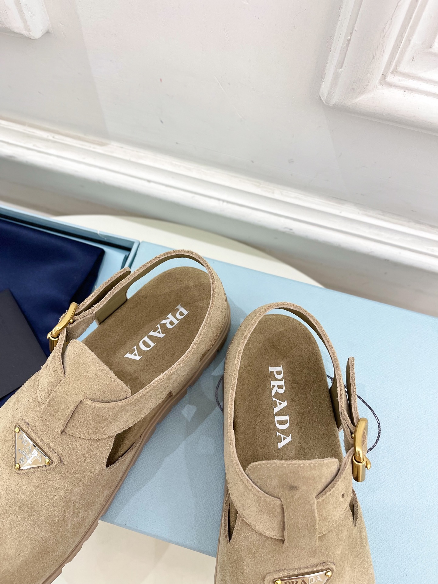 PRADA 普拉达  25𝐬𝐬 

🌈2025春夏新品 专柜走秀款三角标勃肯凉鞋系列〰

◽鞋面：原版定