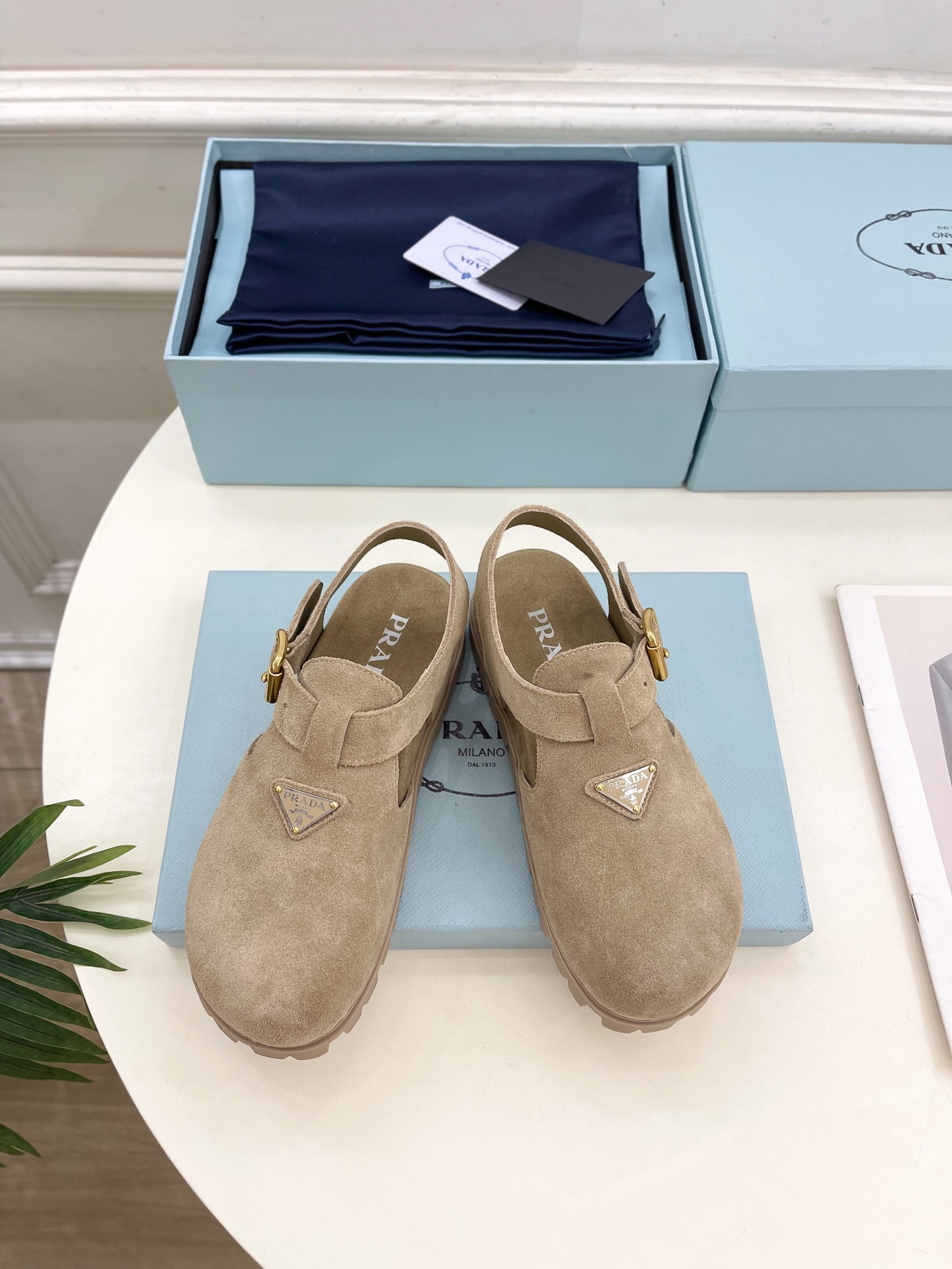 PRADA 普拉达  25𝐬𝐬 

🌈2025春夏新品 专柜走秀款三角标勃肯凉鞋系列〰

◽鞋面：原版定