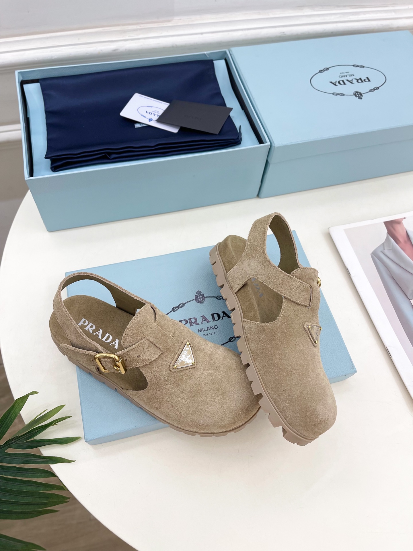 PRADA 普拉达  25𝐬𝐬 

🌈2025春夏新品 专柜走秀款三角标勃肯凉鞋系列〰

◽鞋面：原版定