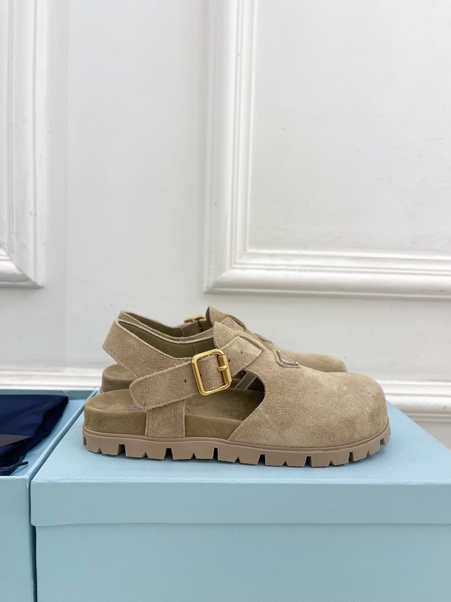 PRADA 普拉达  25𝐬𝐬 

🌈2025春夏新品 专柜走秀款三角标勃肯凉鞋系列〰

◽鞋面：原版定