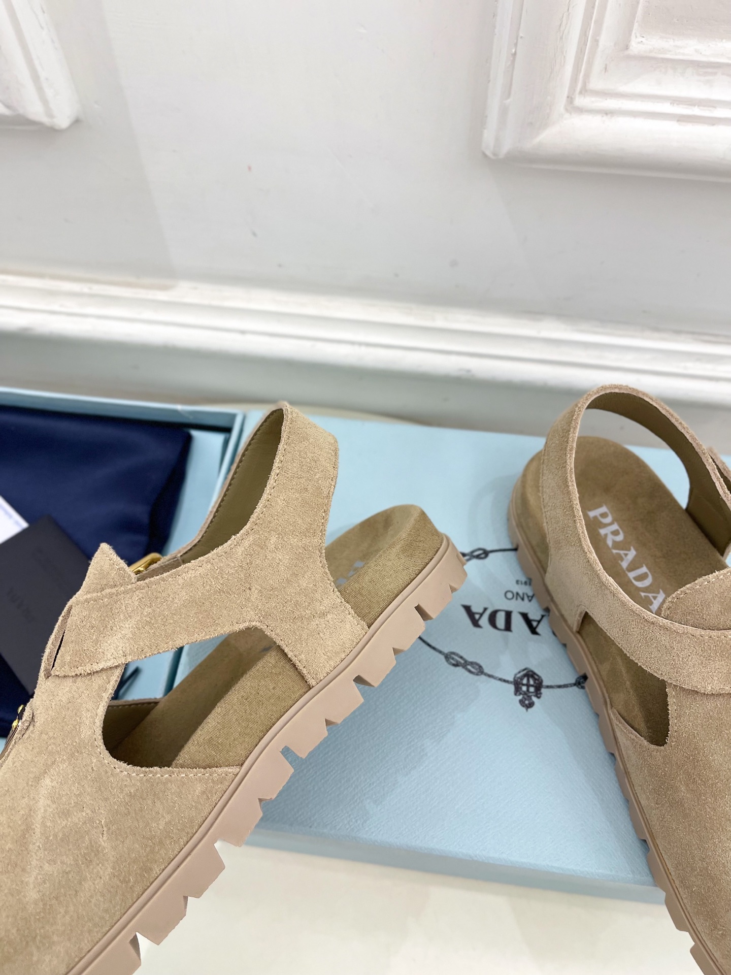 PRADA 普拉达  25𝐬𝐬 

🌈2025春夏新品 专柜走秀款三角标勃肯凉鞋系列〰

◽鞋面：原版定
