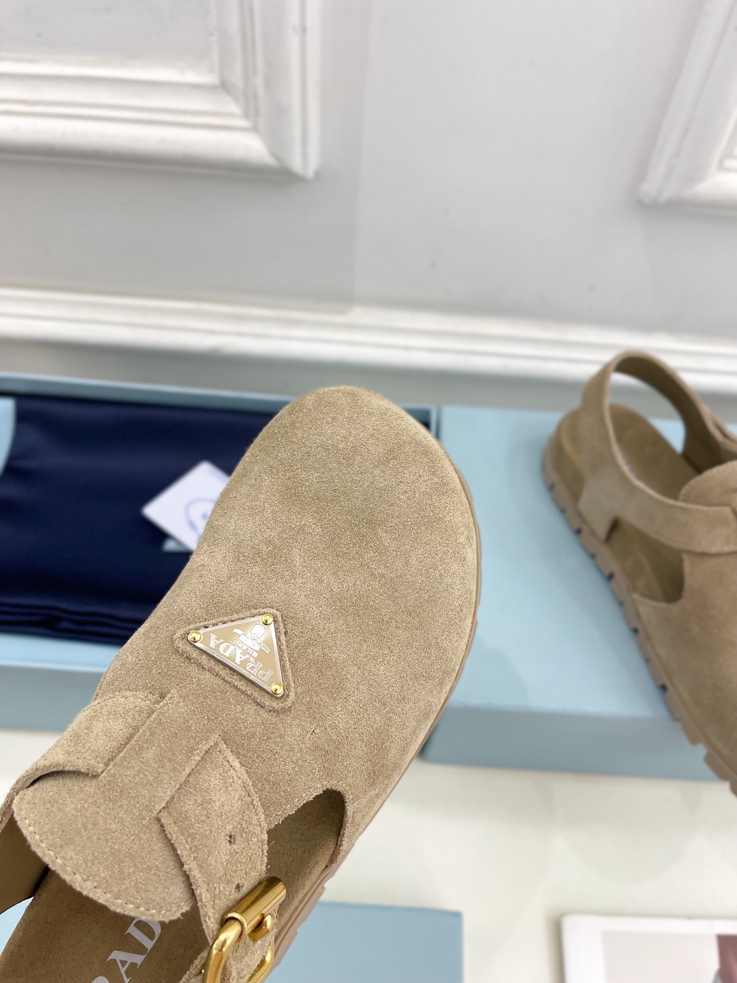 PRADA 普拉达  25𝐬𝐬 

🌈2025春夏新品 专柜走秀款三角标勃肯凉鞋系列〰

◽鞋面：原版定