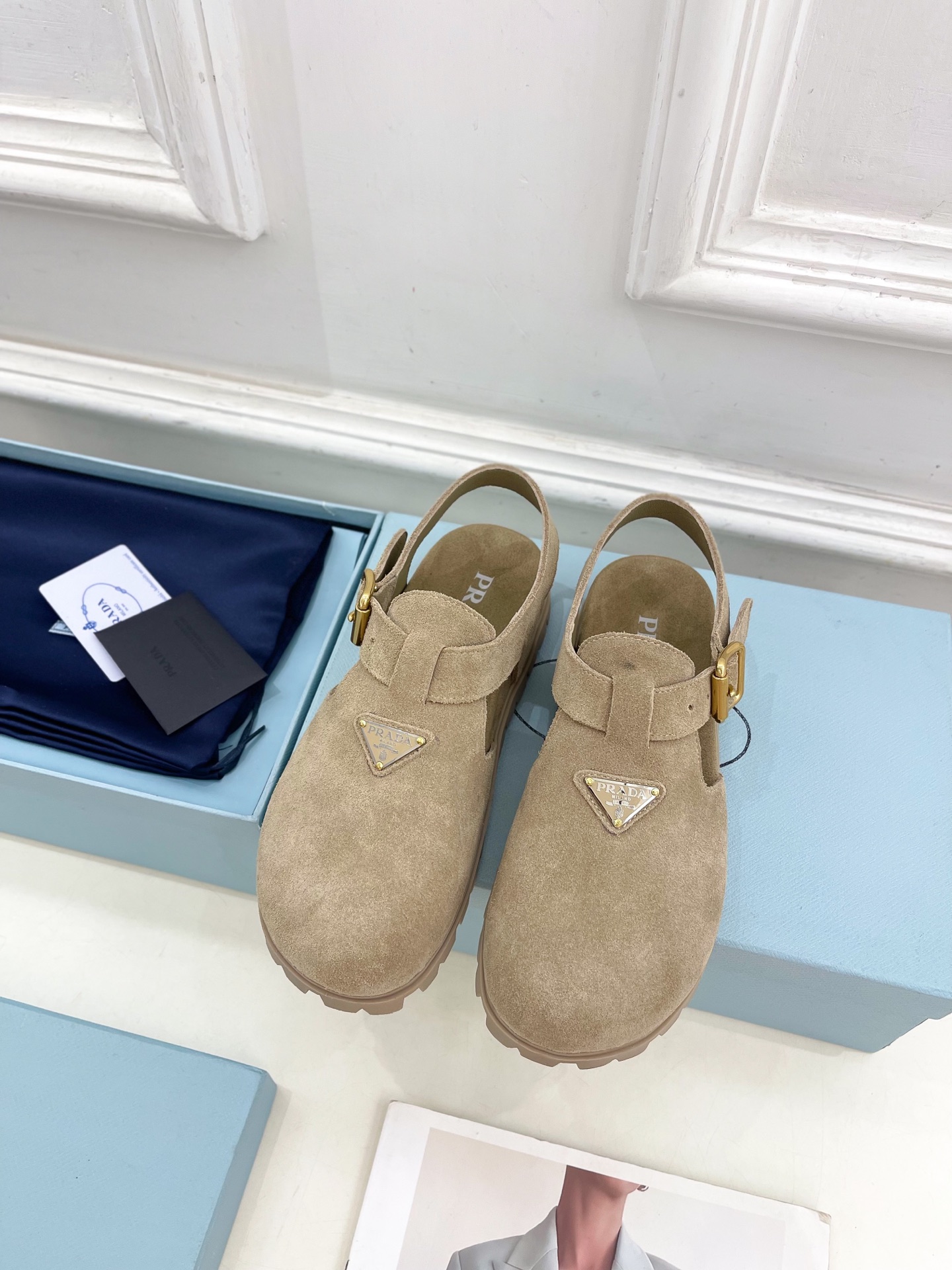 PRADA 普拉达  25𝐬𝐬 

🌈2025春夏新品 专柜走秀款三角标勃肯凉鞋系列〰

◽鞋面：原版定