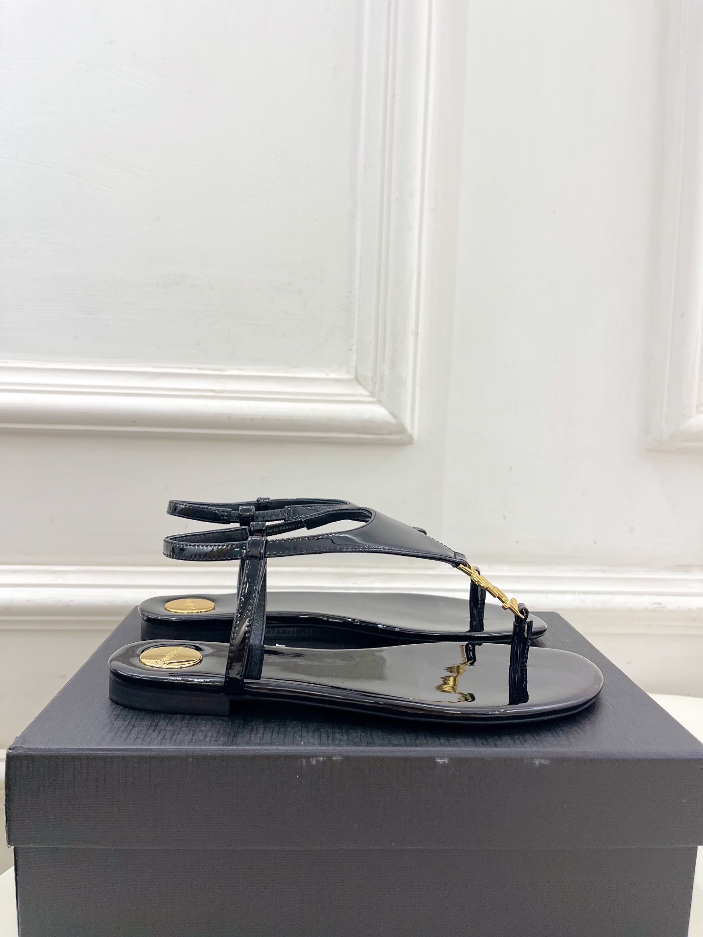 SAIN*LAURENT  圣罗兰 2025早春新品 YSL 夹脚凉鞋上新☑️
————————————