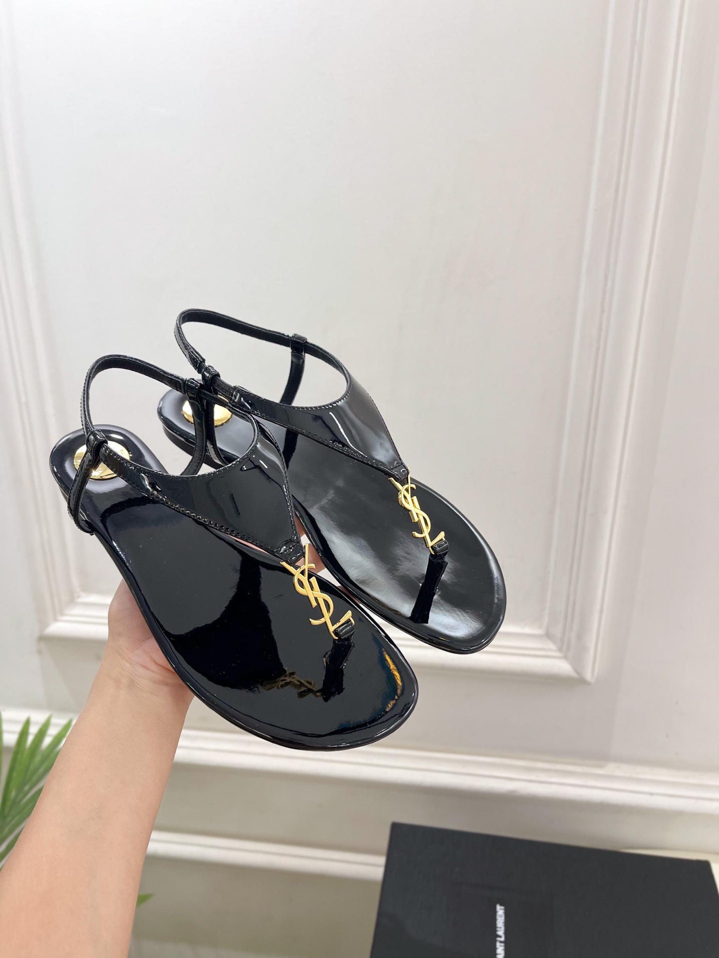 SAIN*LAURENT  圣罗兰 2025早春新品 YSL 夹脚凉鞋上新☑️
————————————