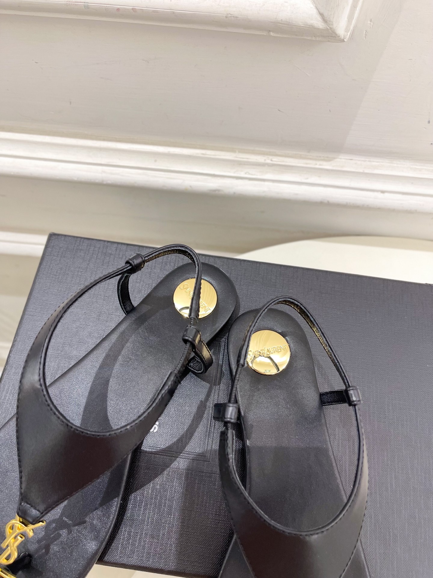 SAIN*LAURENT  圣罗兰 2025早春新品 YSL 夹脚凉鞋上新☑️
————————————