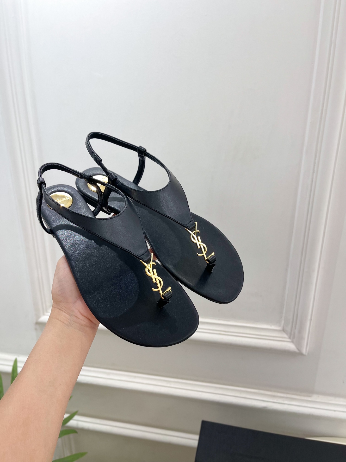 SAIN*LAURENT  圣罗兰 2025早春新品 YSL 夹脚凉鞋上新☑️
————————————