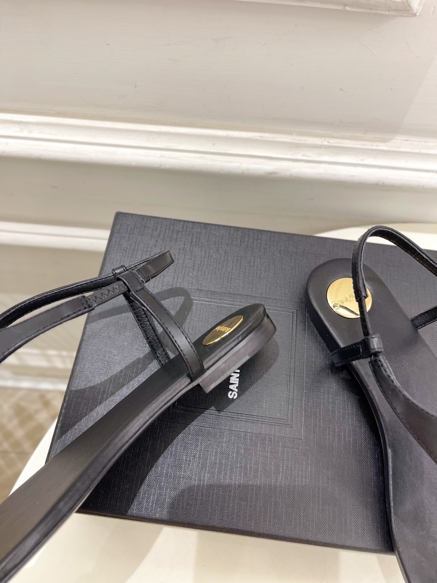 SAIN*LAURENT  圣罗兰 2025早春新品 YSL 夹脚凉鞋上新☑️
————————————