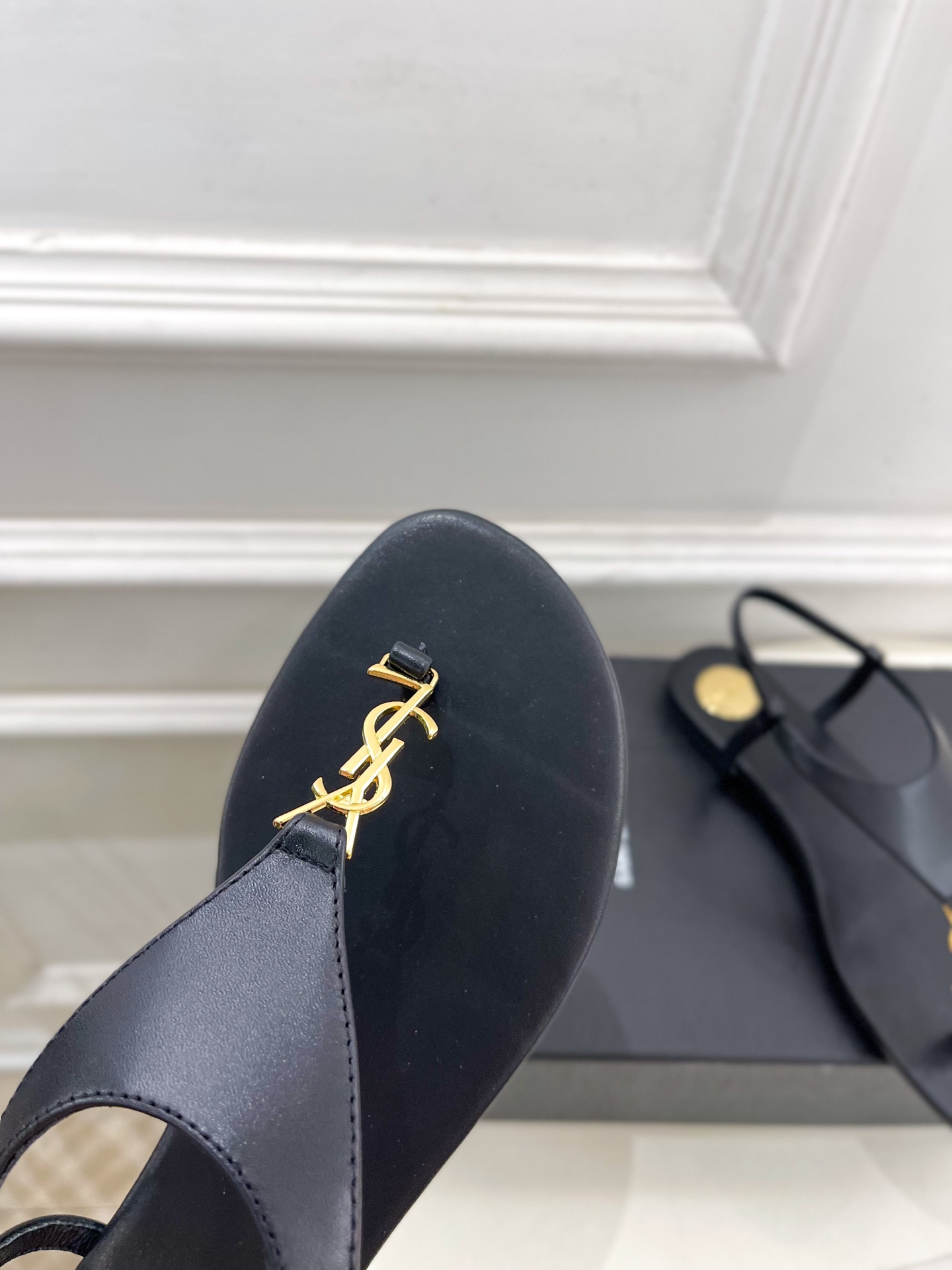 SAIN*LAURENT  圣罗兰 2025早春新品 YSL 夹脚凉鞋上新☑️
————————————