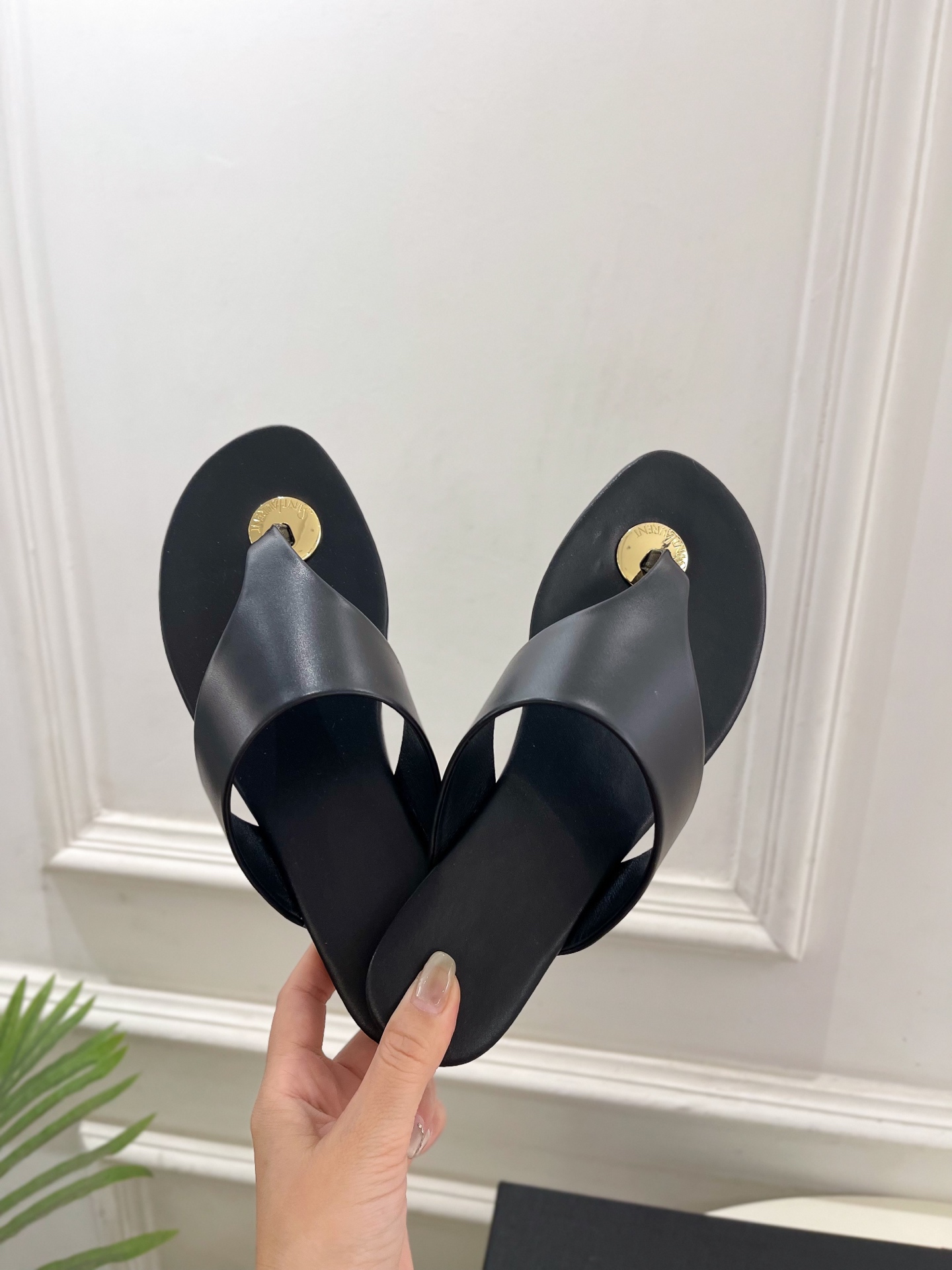 SAIN*LAURENT  圣罗兰 2025早春新品 YSL 夹脚拖鞋上新☑️
————————————