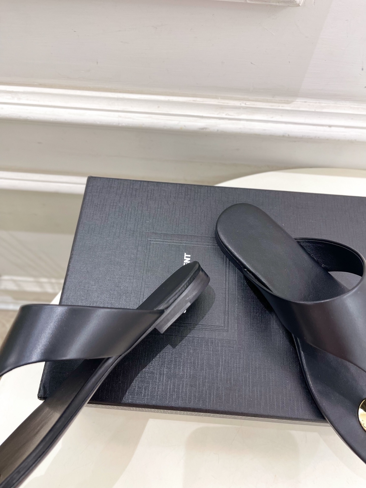 SAIN*LAURENT  圣罗兰 2025早春新品 YSL 夹脚拖鞋上新☑️
————————————