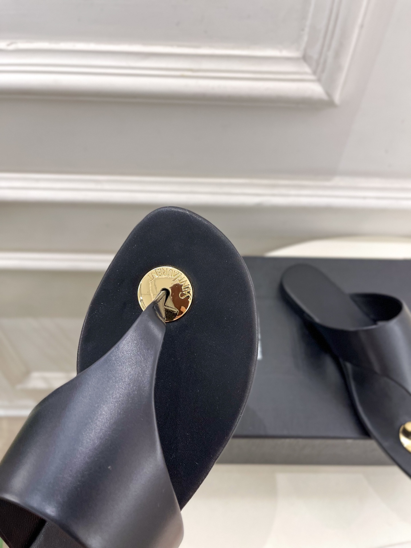 SAIN*LAURENT  圣罗兰 2025早春新品 YSL 夹脚拖鞋上新☑️
————————————