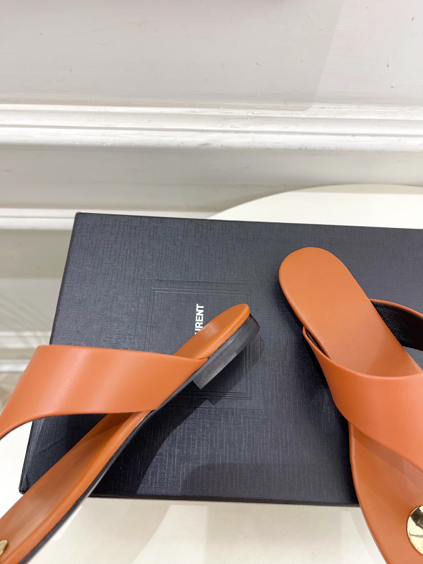 SAIN*LAURENT  圣罗兰 2025早春新品 YSL 夹脚拖鞋上新☑️
————————————