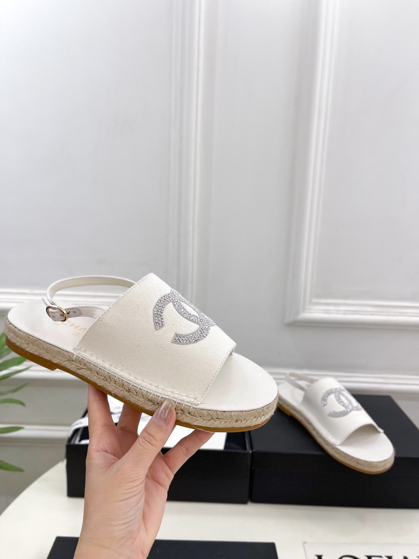 𝐂𝐇𝐀𝐍𝐄𝐋  | 小香  25𝐬𝐬 

🦋2025 春夏新品  专柜经典款 小香双C水钻渔夫凉鞋系列上