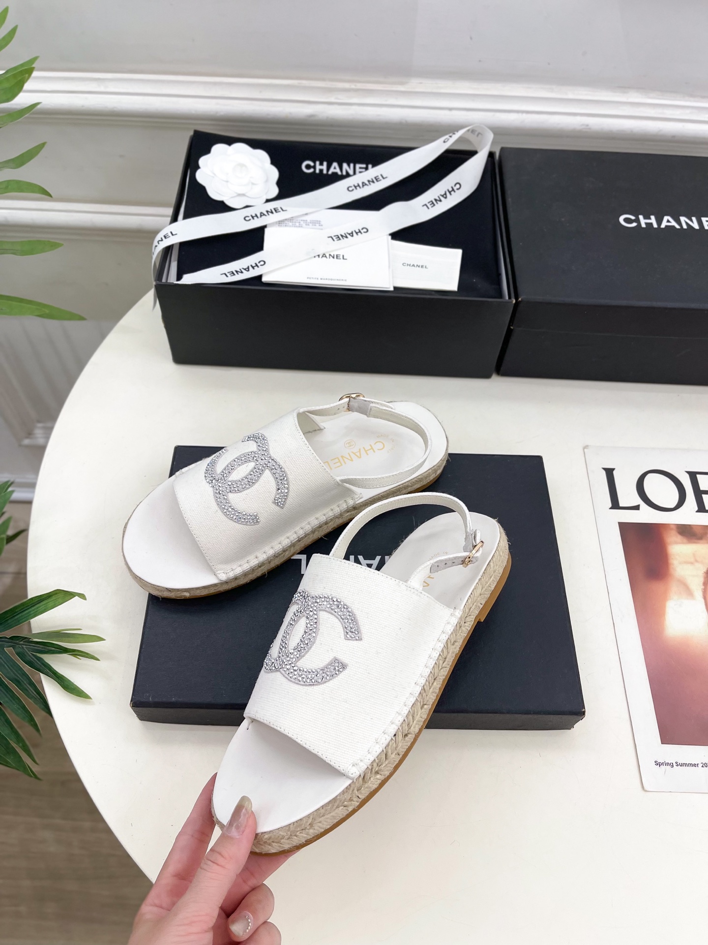 𝐂𝐇𝐀𝐍𝐄𝐋  | 小香  25𝐬𝐬 

🦋2025 春夏新品  专柜经典款 小香双C水钻渔夫凉鞋系列上