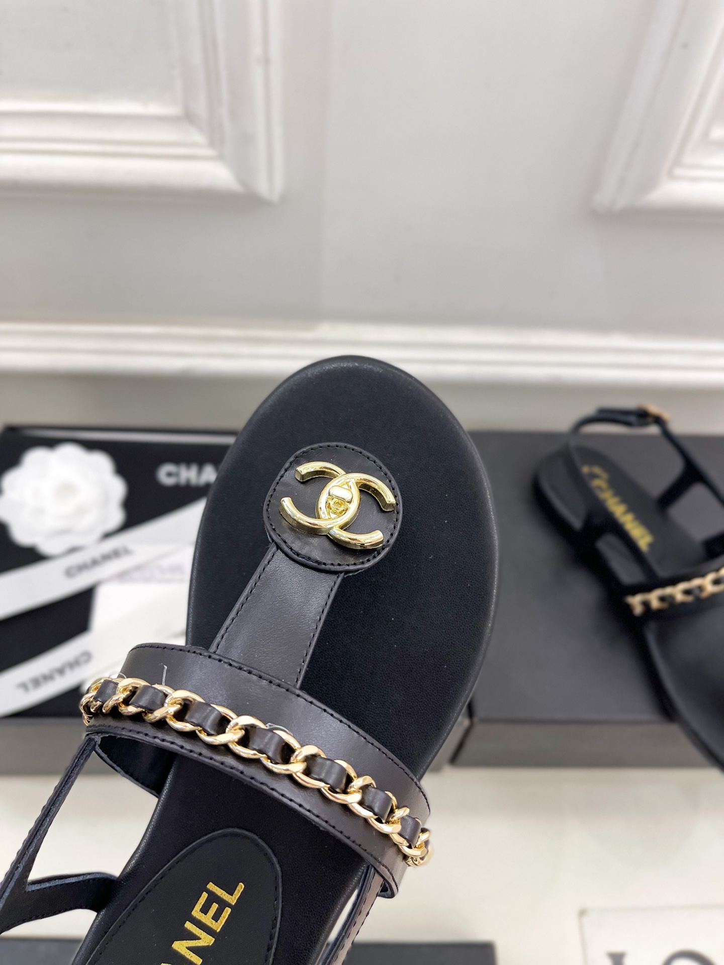 𝐂𝐇𝐀𝐍𝐄𝐋  | 小香  25𝐬𝐬 

🦋2025 春夏新品  专柜经典款 小香双C链条夹趾拖鞋凉鞋系