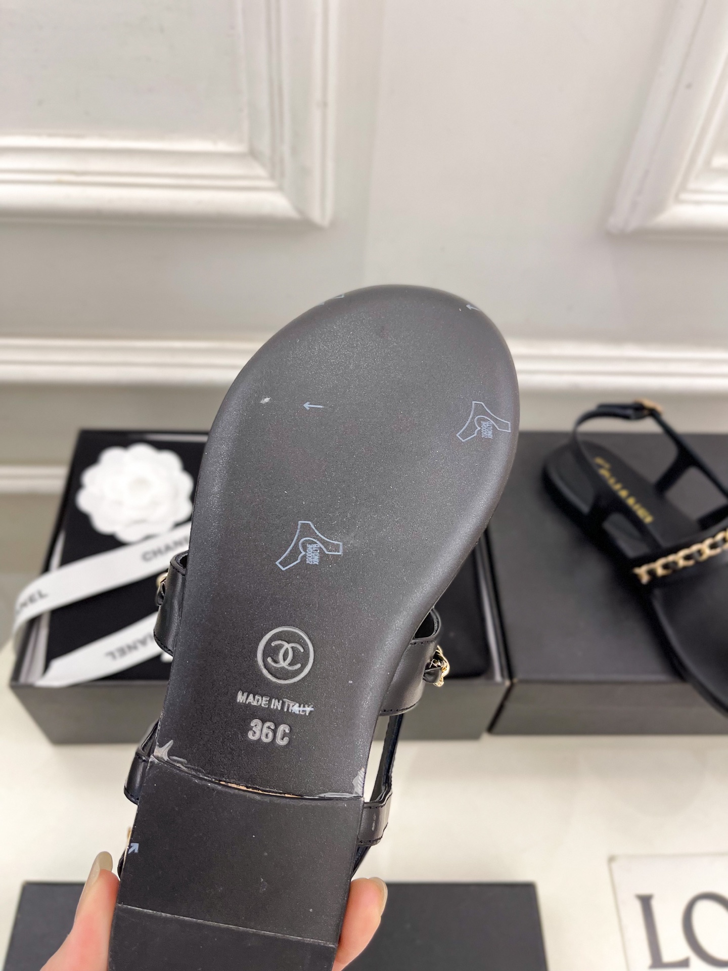 𝐂𝐇𝐀𝐍𝐄𝐋  | 小香  25𝐬𝐬 

🦋2025 春夏新品  专柜经典款 小香双C链条夹趾拖鞋凉鞋系