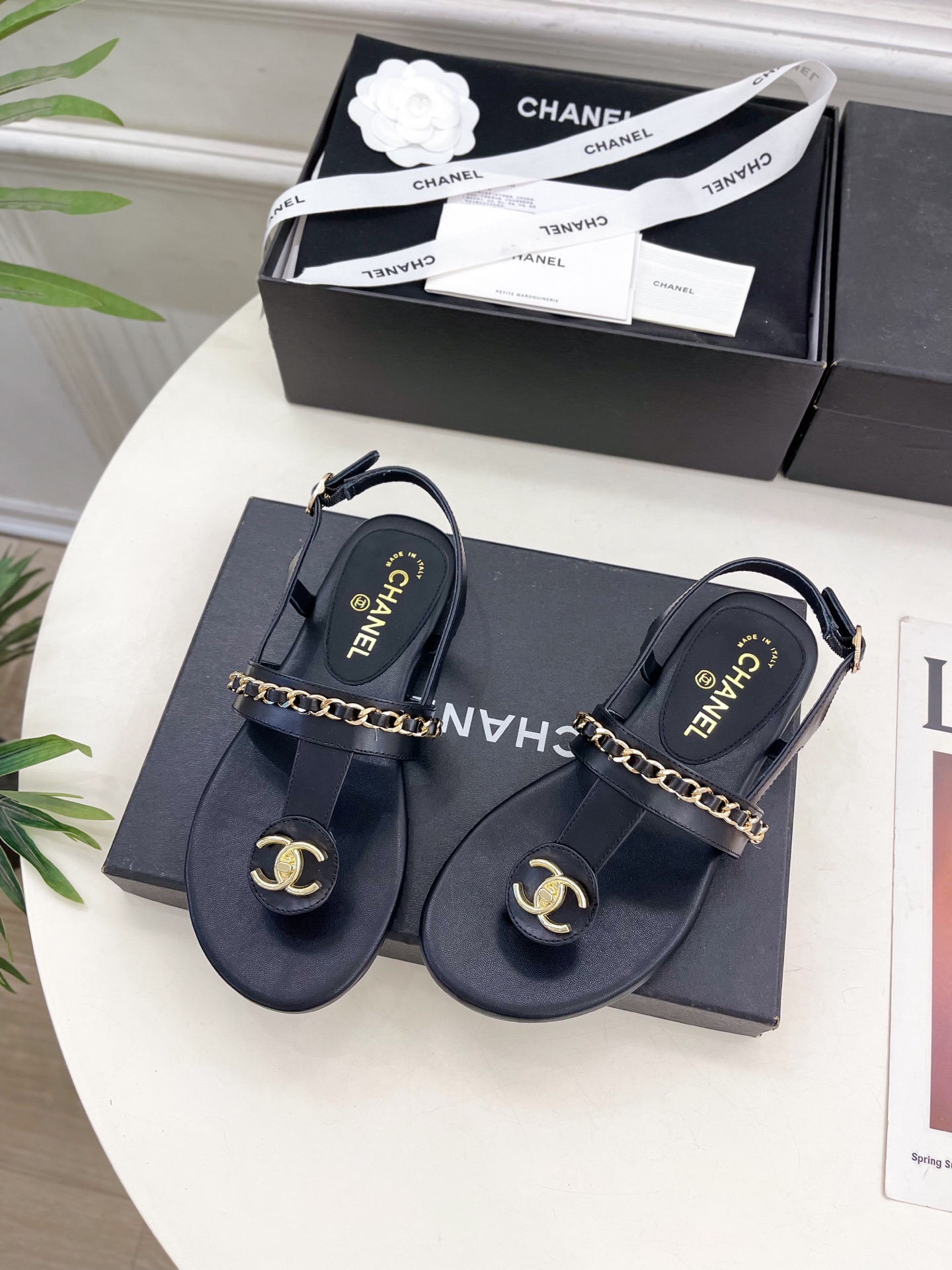 𝐂𝐇𝐀𝐍𝐄𝐋  | 小香  25𝐬𝐬 

🦋2025 春夏新品  专柜经典款 小香双C链条夹趾拖鞋凉鞋系