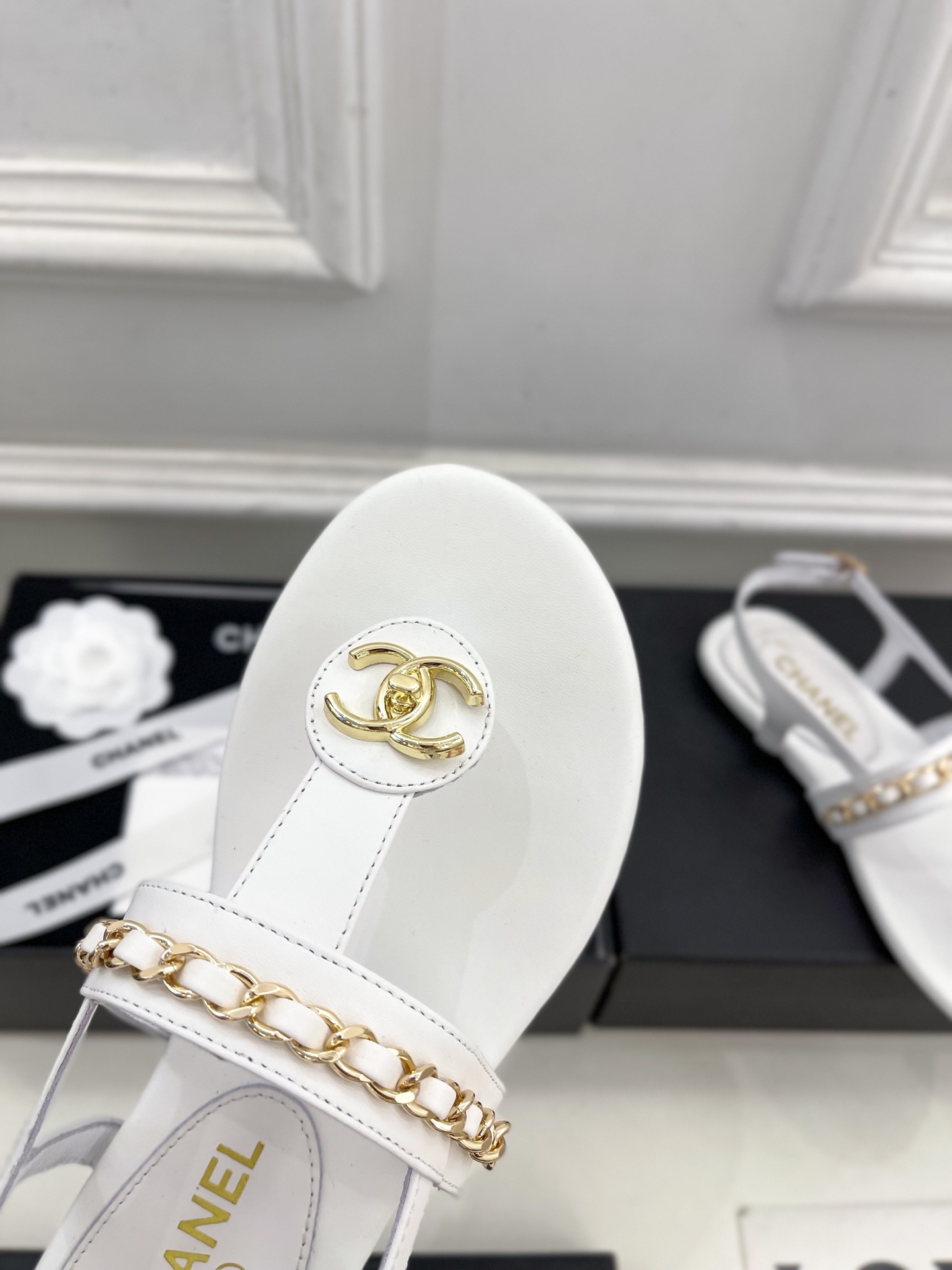 𝐂𝐇𝐀𝐍𝐄𝐋  | 小香  25𝐬𝐬 

🦋2025 春夏新品  专柜经典款 小香双C链条夹趾拖鞋凉鞋系