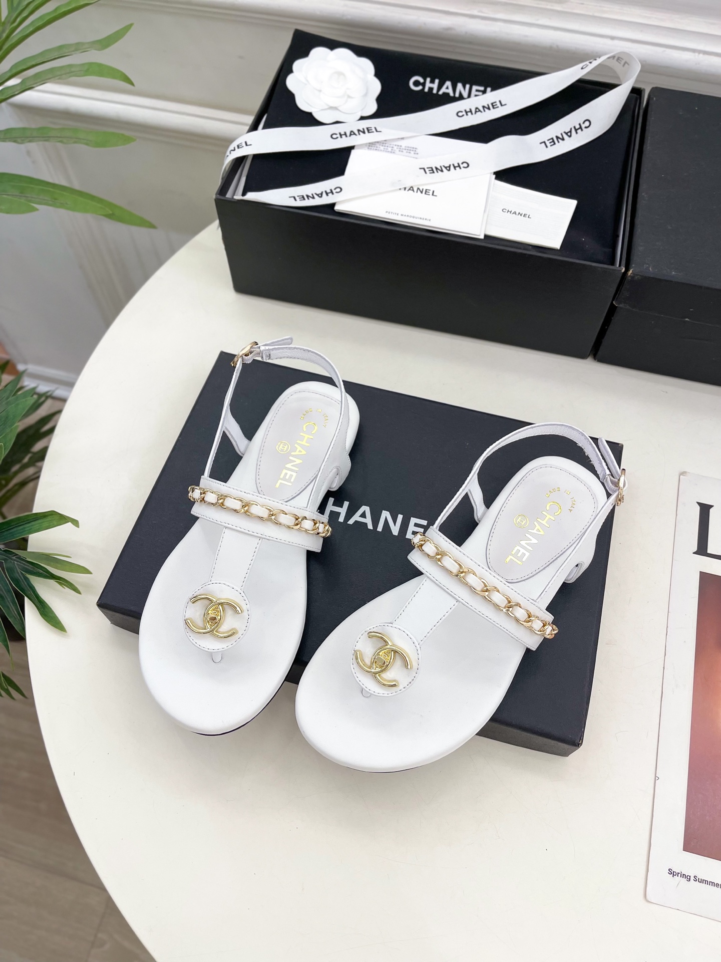 𝐂𝐇𝐀𝐍𝐄𝐋  | 小香  25𝐬𝐬 

🦋2025 春夏新品  专柜经典款 小香双C链条夹趾拖鞋凉鞋系