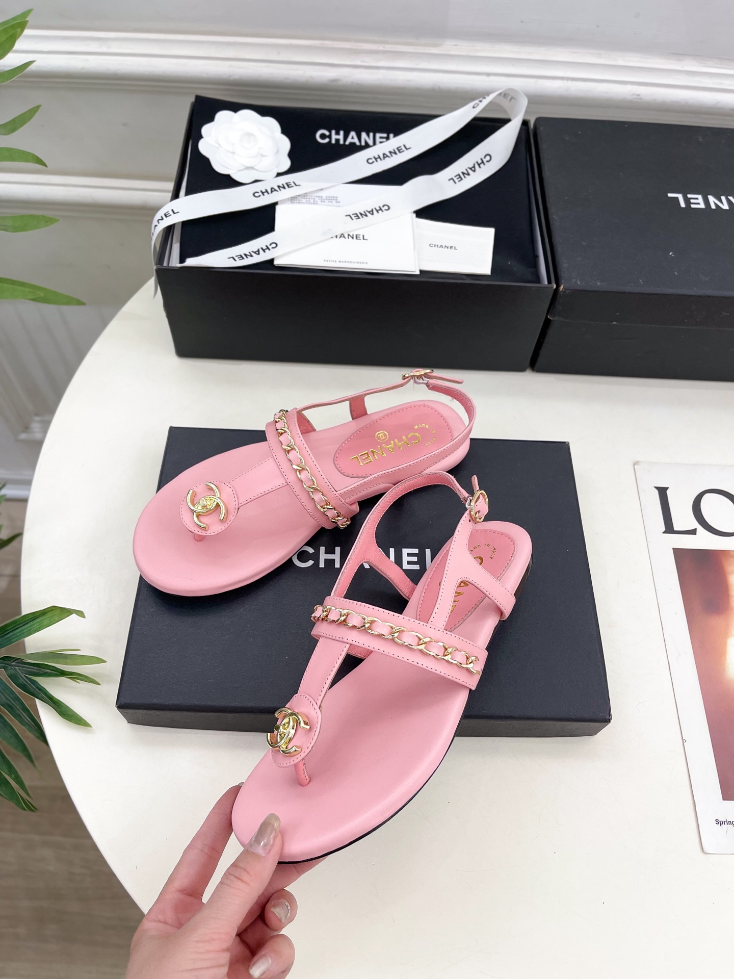 𝐂𝐇𝐀𝐍𝐄𝐋  | 小香  25𝐬𝐬 

🦋2025 春夏新品  专柜经典款 小香双C链条夹趾拖鞋凉鞋系