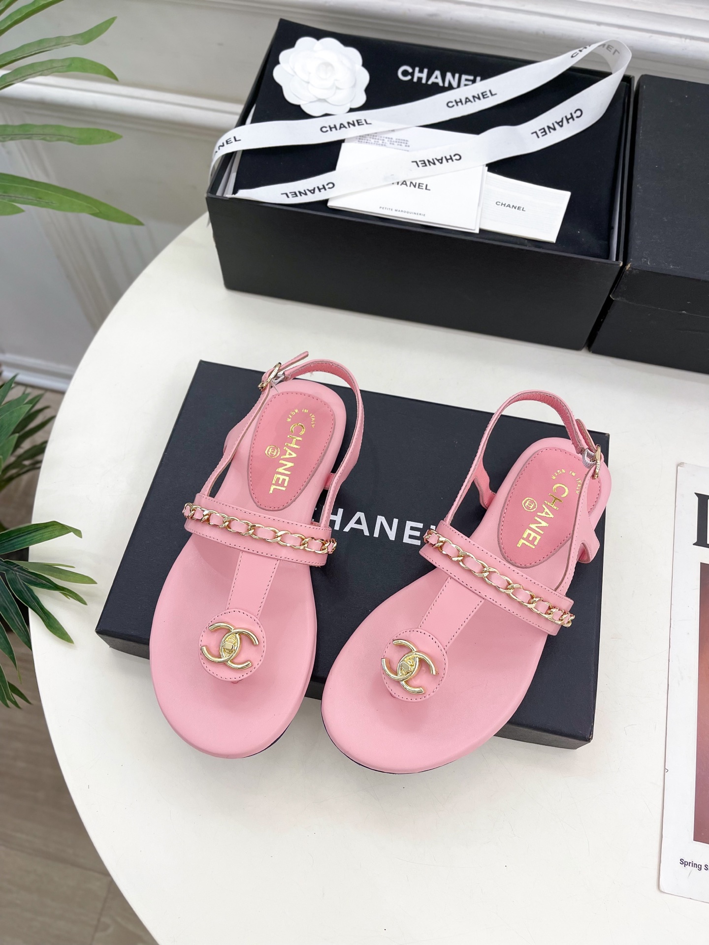 𝐂𝐇𝐀𝐍𝐄𝐋  | 小香  25𝐬𝐬 

🦋2025 春夏新品  专柜经典款 小香双C链条夹趾拖鞋凉鞋系