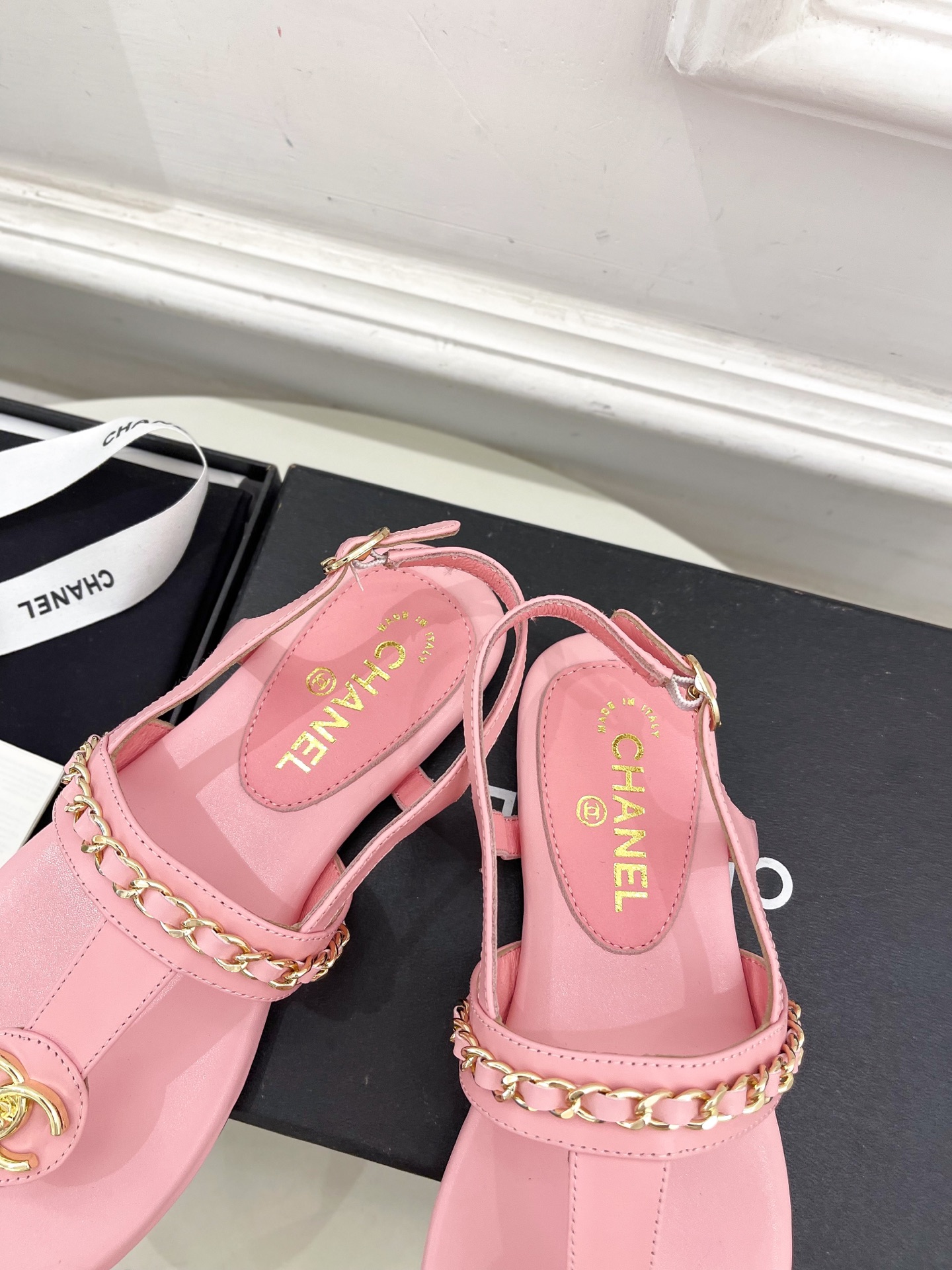 𝐂𝐇𝐀𝐍𝐄𝐋  | 小香  25𝐬𝐬 

🦋2025 春夏新品  专柜经典款 小香双C链条夹趾拖鞋凉鞋系