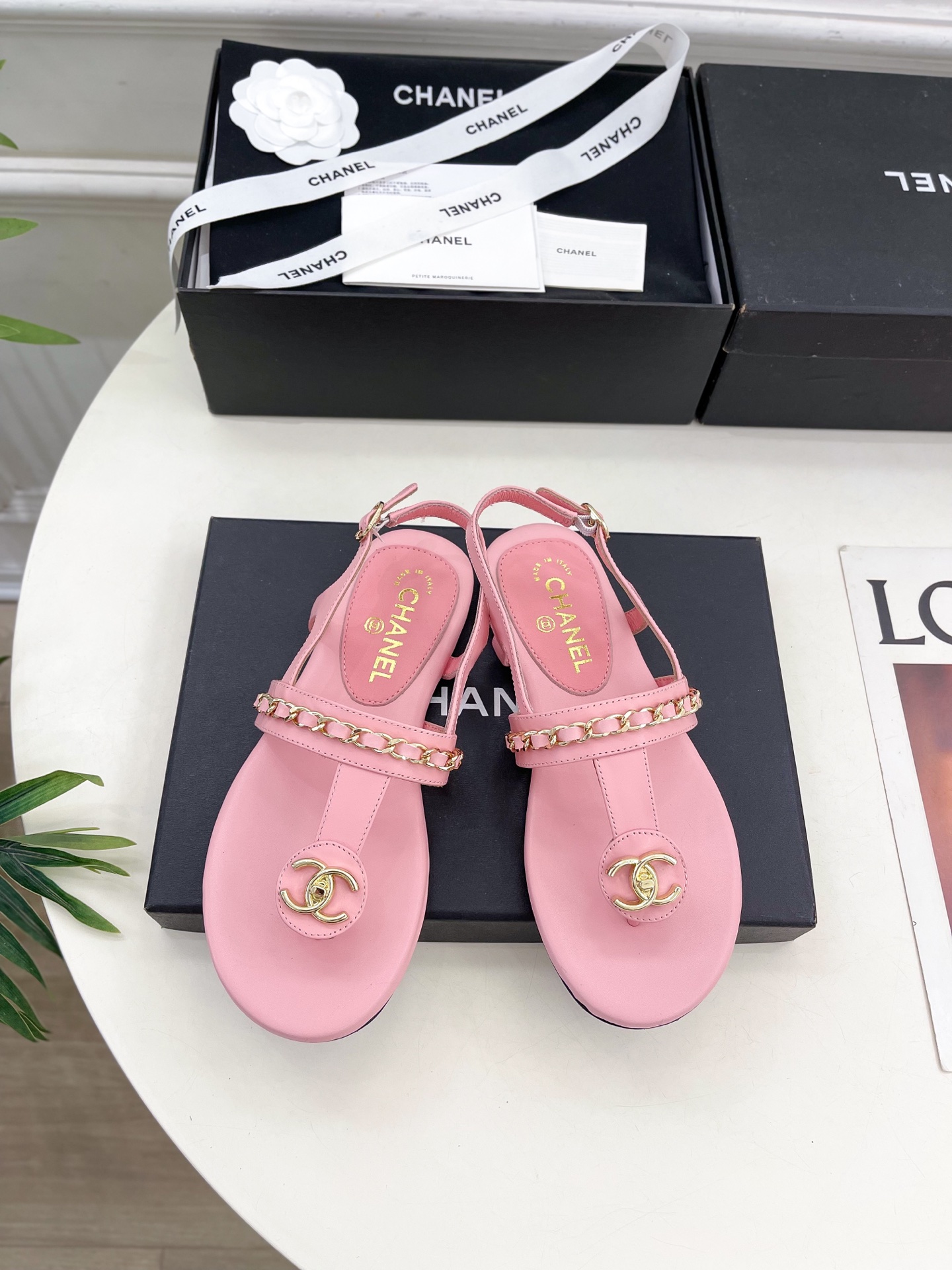 𝐂𝐇𝐀𝐍𝐄𝐋  | 小香  25𝐬𝐬 

🦋2025 春夏新品  专柜经典款 小香双C链条夹趾拖鞋凉鞋系