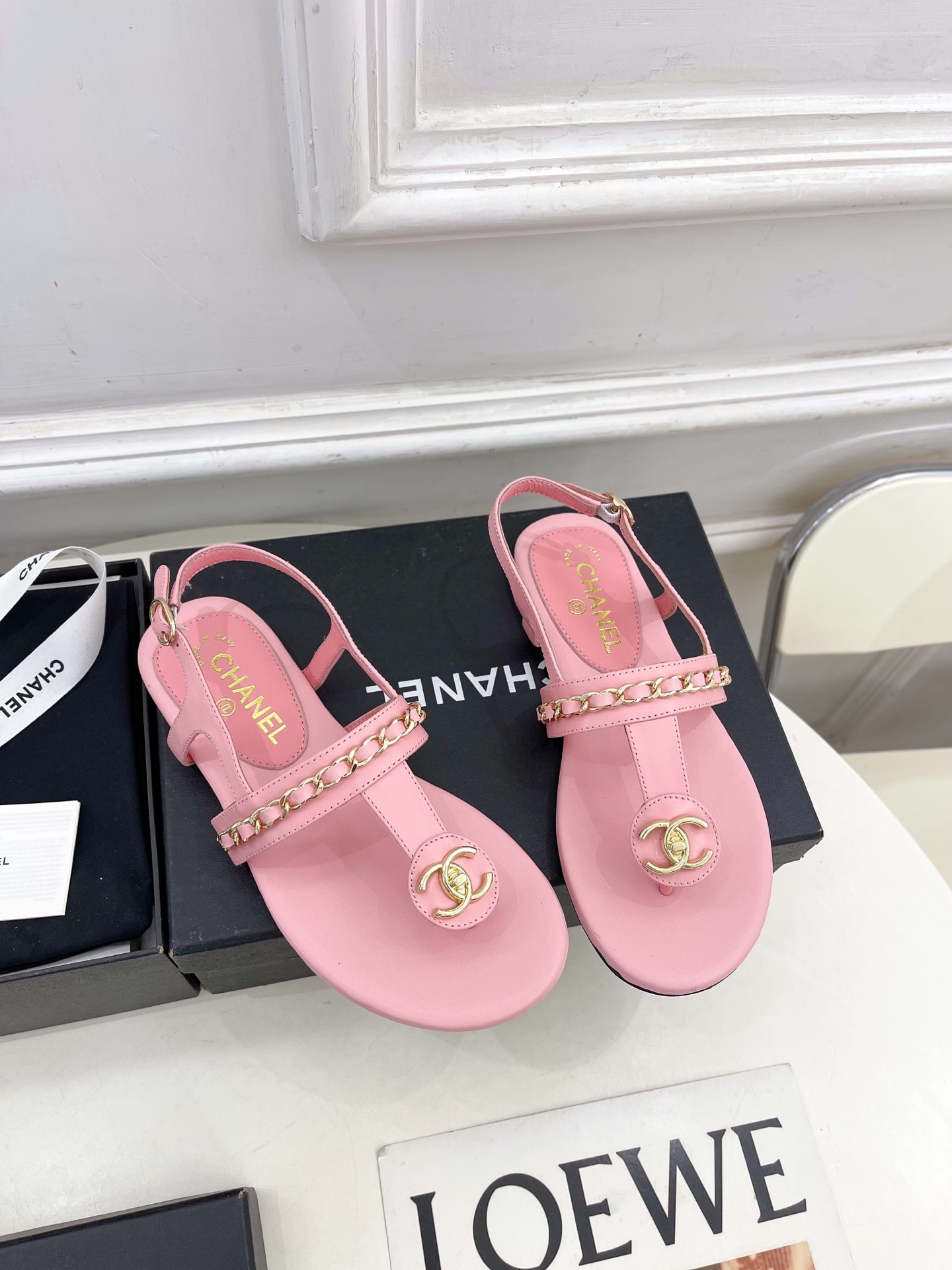 𝐂𝐇𝐀𝐍𝐄𝐋  | 小香  25𝐬𝐬 

🦋2025 春夏新品  专柜经典款 小香双C链条夹趾拖鞋凉鞋系
