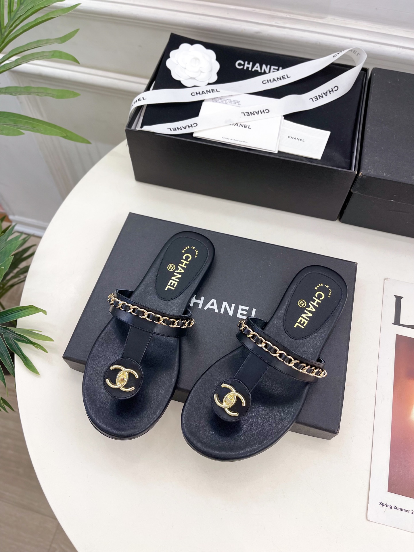 𝐂𝐇𝐀𝐍𝐄𝐋  | 小香  25𝐬𝐬 

🦋2025 春夏新品  专柜经典款 小香双C链条夹趾拖鞋凉鞋系