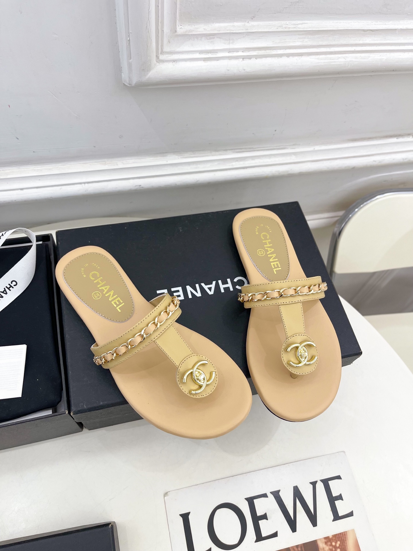 𝐂𝐇𝐀𝐍𝐄𝐋  | 小香  25𝐬𝐬 

🦋2025 春夏新品  专柜经典款 小香双C链条夹趾拖鞋凉鞋系