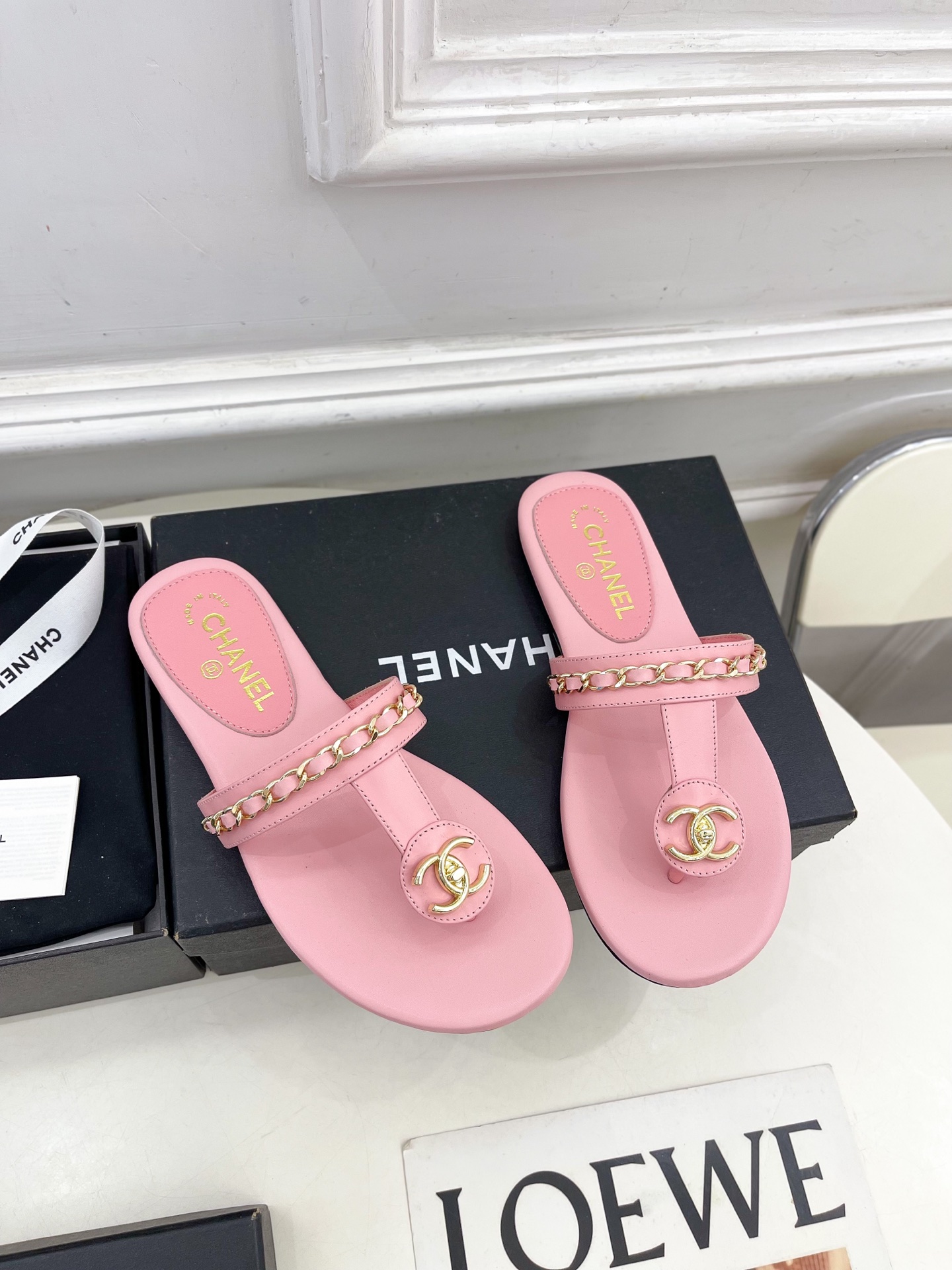 𝐂𝐇𝐀𝐍𝐄𝐋  | 小香  25𝐬𝐬 

🦋2025 春夏新品  专柜经典款 小香双C链条夹趾拖鞋凉鞋系