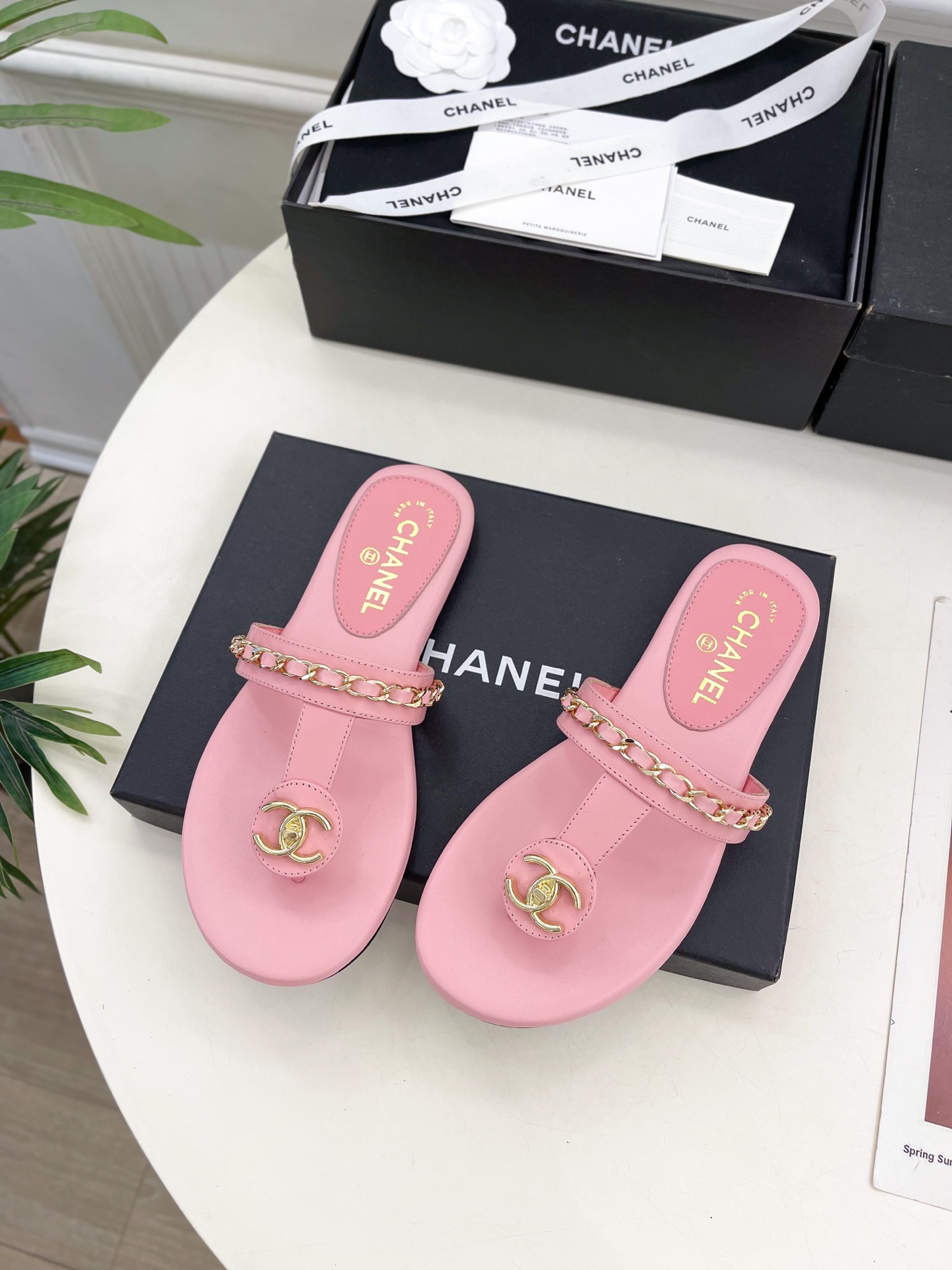 𝐂𝐇𝐀𝐍𝐄𝐋  | 小香  25𝐬𝐬 

🦋2025 春夏新品  专柜经典款 小香双C链条夹趾拖鞋凉鞋系