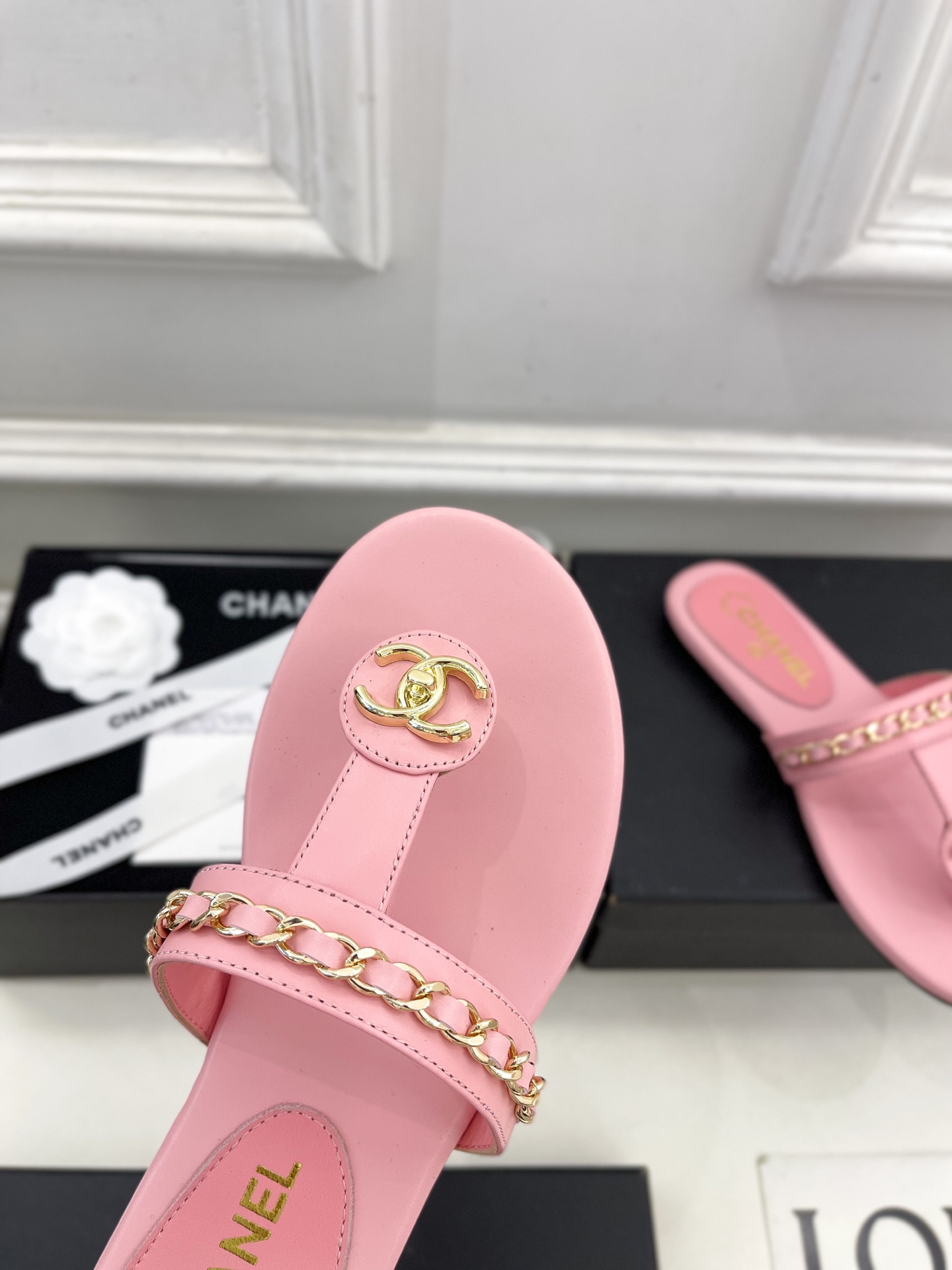 𝐂𝐇𝐀𝐍𝐄𝐋  | 小香  25𝐬𝐬 

🦋2025 春夏新品  专柜经典款 小香双C链条夹趾拖鞋凉鞋系