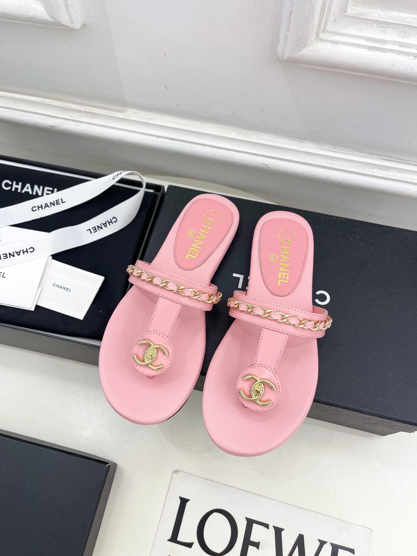 𝐂𝐇𝐀𝐍𝐄𝐋  | 小香  25𝐬𝐬 

🦋2025 春夏新品  专柜经典款 小香双C链条夹趾拖鞋凉鞋系