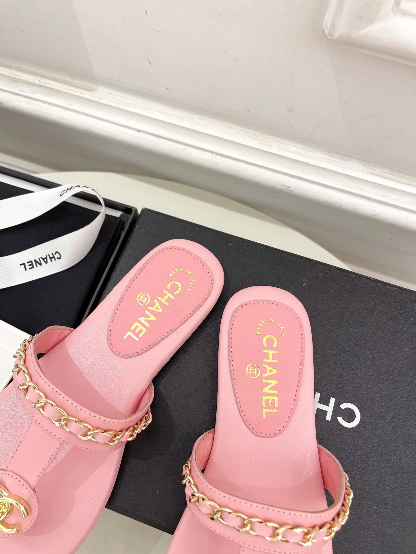 𝐂𝐇𝐀𝐍𝐄𝐋  | 小香  25𝐬𝐬 

🦋2025 春夏新品  专柜经典款 小香双C链条夹趾拖鞋凉鞋系