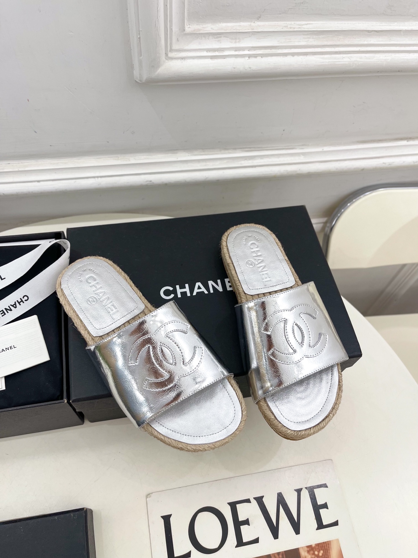 𝐂𝐇𝐀𝐍𝐄𝐋  | 小香  25𝐬𝐬 

🦋2025 春夏新品  专柜经典款 小香双C草编渔夫拖鞋系列上