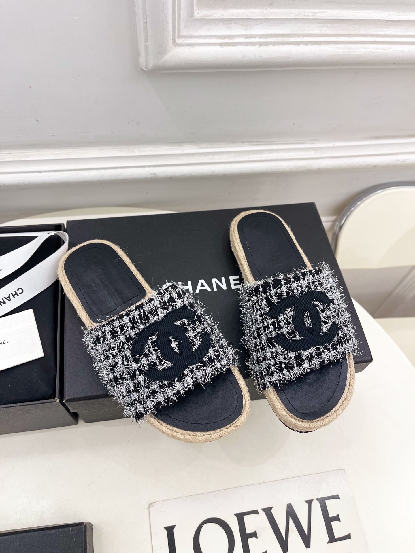 𝐂𝐇𝐀𝐍𝐄𝐋  | 小香  25𝐬𝐬 

🦋2025 春夏新品  专柜经典款 小香双C草编渔夫拖鞋系列上