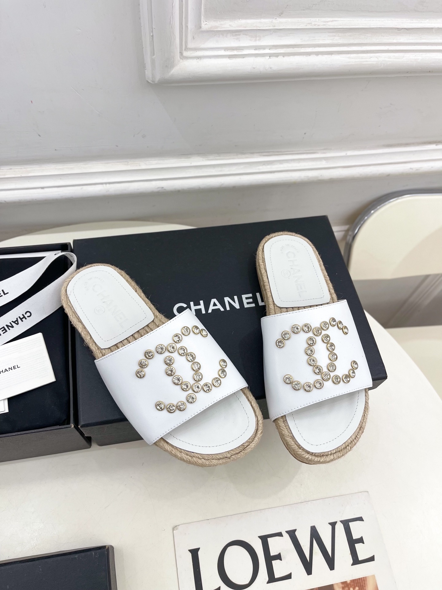 𝐂𝐇𝐀𝐍𝐄𝐋 | 小香 25𝐬𝐬
🦋2025 春夏新品 专柜经典款 小香双C水钻草编渔夫拖鞋系