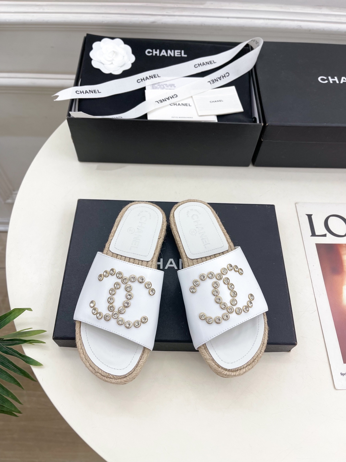 𝐂𝐇𝐀𝐍𝐄𝐋 | 小香 25𝐬𝐬
🦋2025 春夏新品 专柜经典款 小香双C水钻草编渔夫拖鞋系