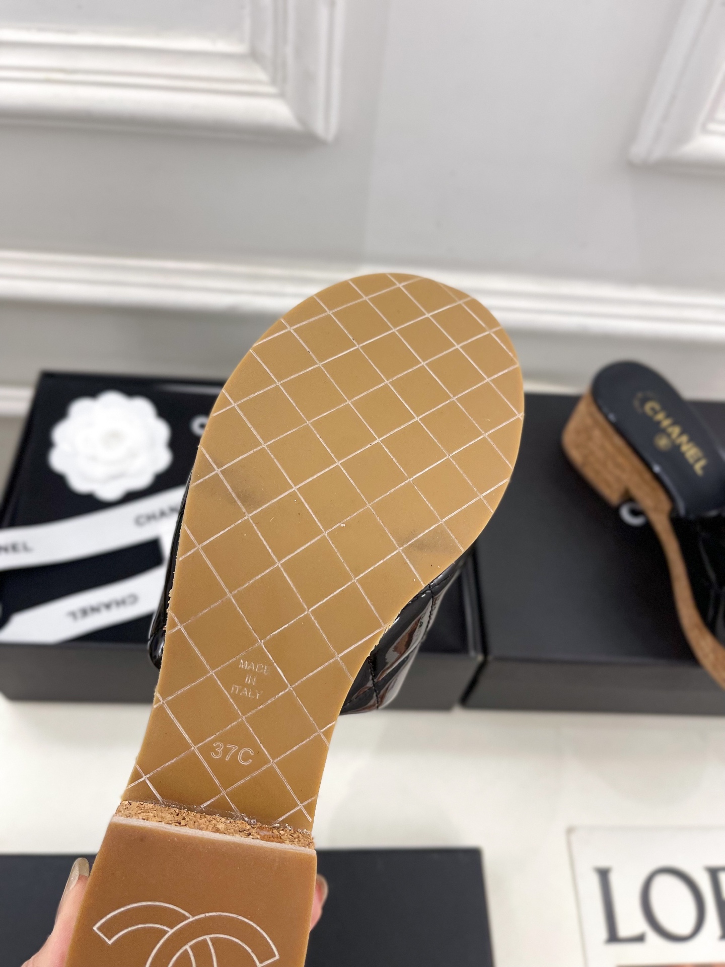 𝐂𝐇𝐀𝐍𝐄𝐋  | 小香  25𝐬𝐬 

🦋2025 春夏新品  专柜经典款 小香双C菱格厚底坡跟拖鞋系