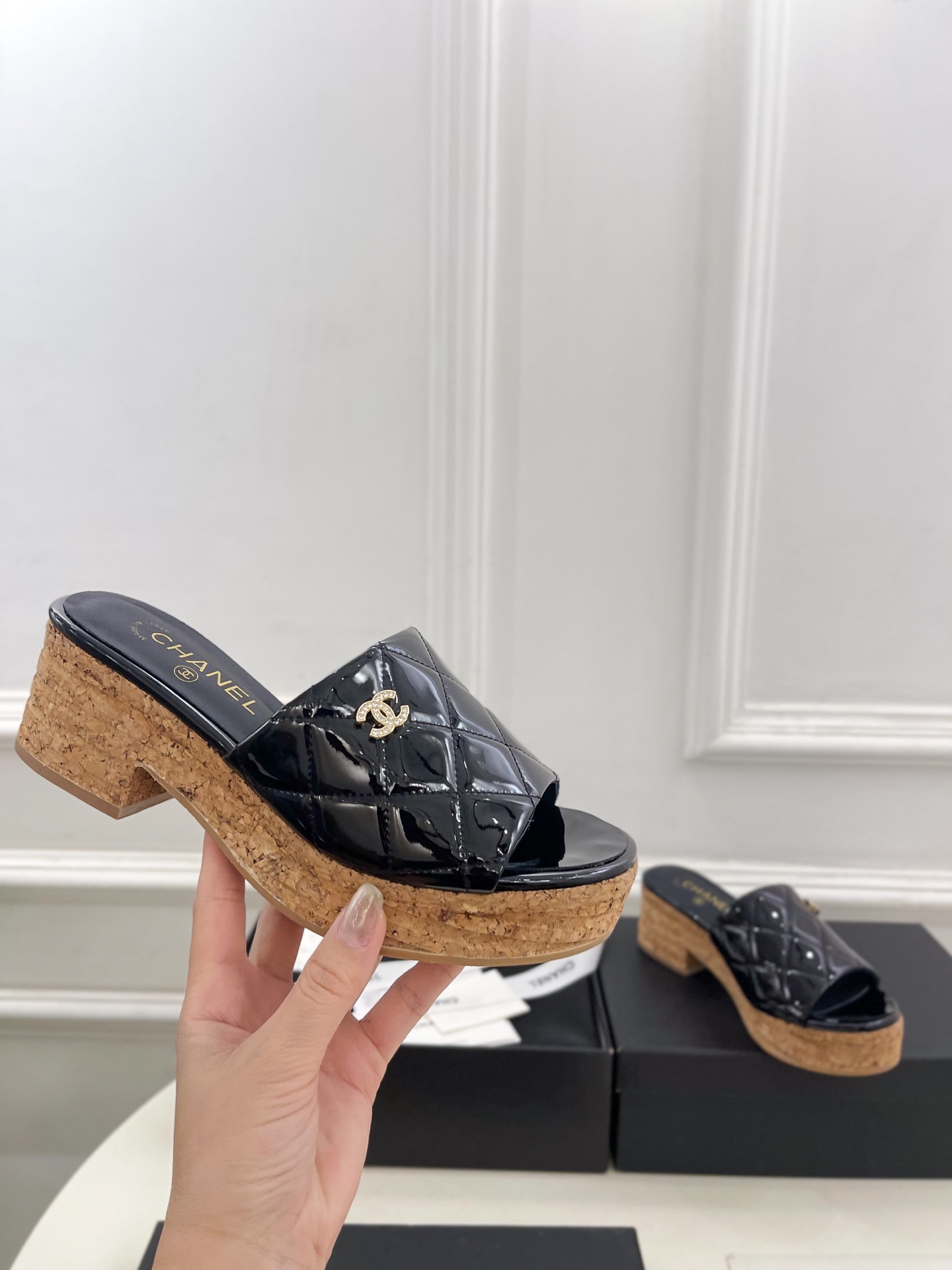 𝐂𝐇𝐀𝐍𝐄𝐋  | 小香  25𝐬𝐬 

🦋2025 春夏新品  专柜经典款 小香双C菱格厚底坡跟拖鞋系