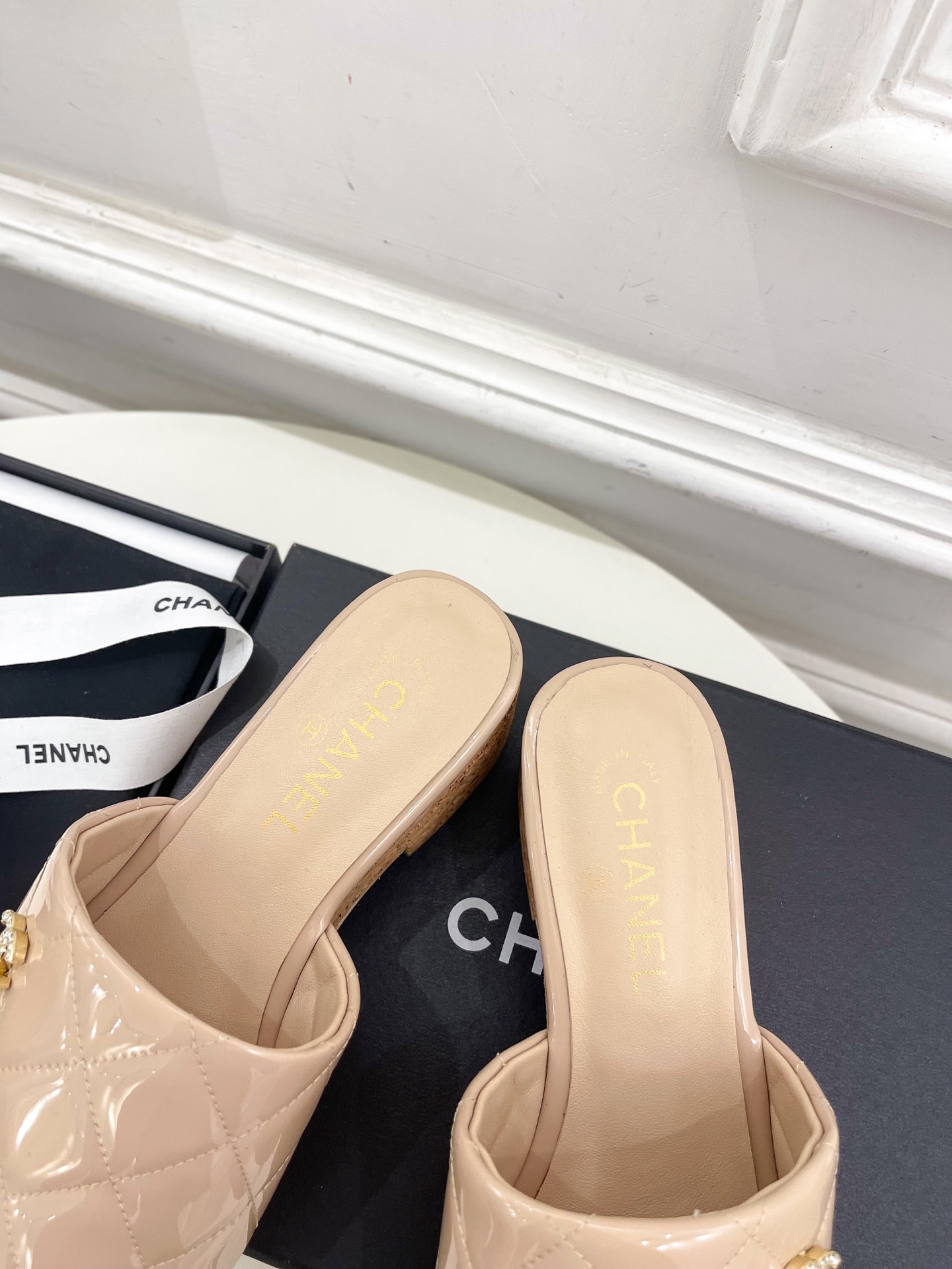 𝐂𝐇𝐀𝐍𝐄𝐋  | 小香  25𝐬𝐬 

🦋2025 春夏新品  专柜经典款 小香双C菱格厚底坡跟拖鞋系
