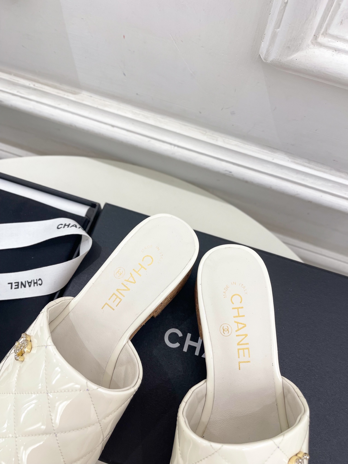 𝐂𝐇𝐀𝐍𝐄𝐋  | 小香  25𝐬𝐬 

🦋2025 春夏新品  专柜经典款 小香双C菱格厚底坡跟拖鞋系