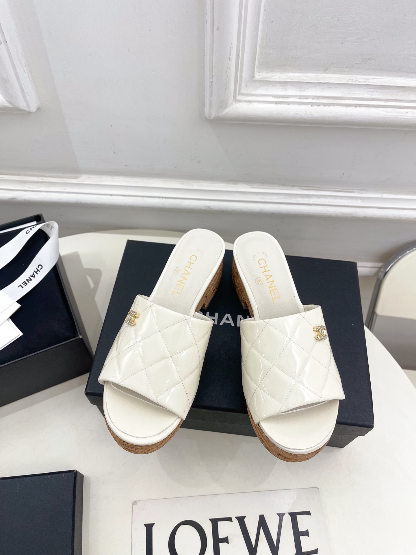 𝐂𝐇𝐀𝐍𝐄𝐋  | 小香  25𝐬𝐬 

🦋2025 春夏新品  专柜经典款 小香双C菱格厚底坡跟拖鞋系