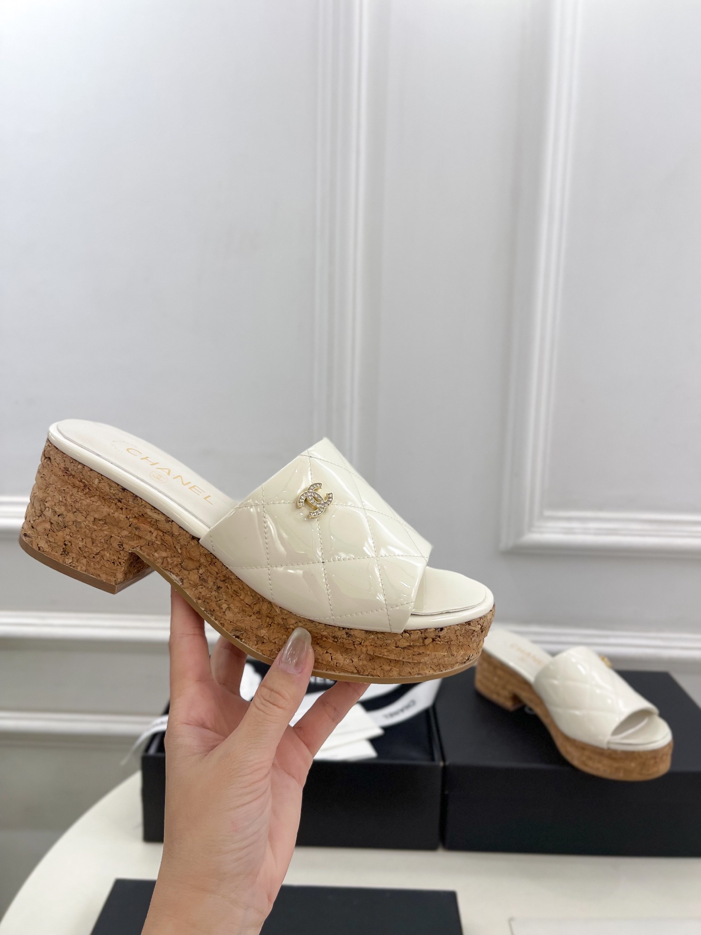 𝐂𝐇𝐀𝐍𝐄𝐋  | 小香  25𝐬𝐬 

🦋2025 春夏新品  专柜经典款 小香双C菱格厚底坡跟拖鞋系
