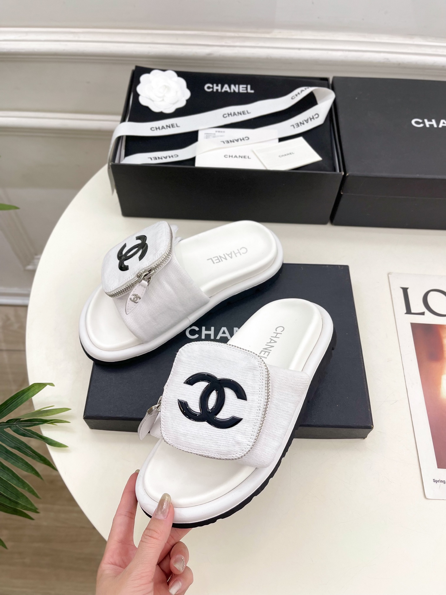𝐂𝐇𝐀𝐍𝐄𝐋  | 小香  25𝐬𝐬 

🦋2025 春夏新品  专柜经典款 小香双C包包懒人拖鞋系列上